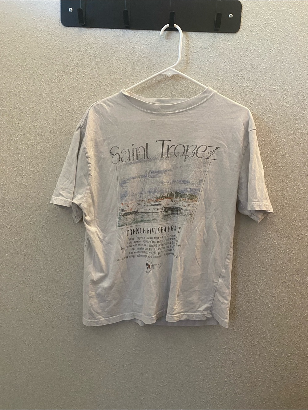Saint Tropez Graphic Short-Sleeve Tee in Light Gray